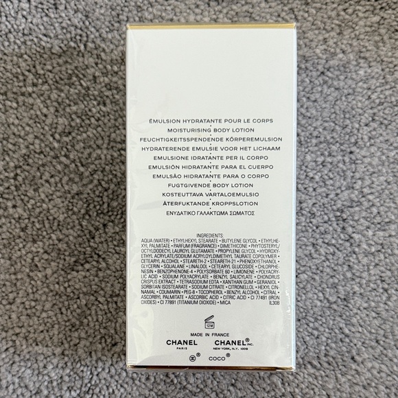 CHANEL Coco Mademoiselle Hydrating Body Lotion in White and Gold - Picture 2 of 3
